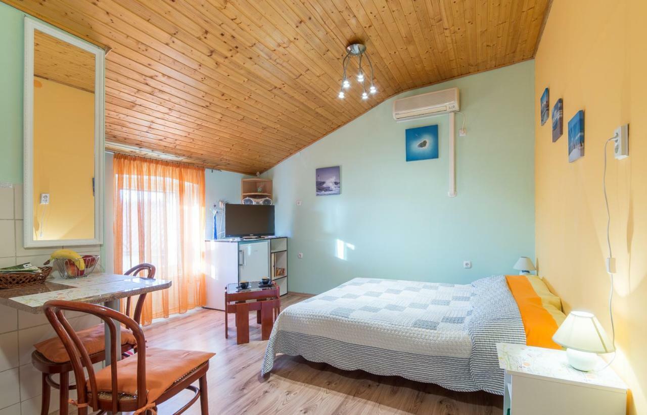 Apartment In Center Pula Exterior photo