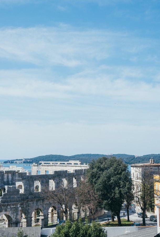 Apartment In Center Pula Exterior photo