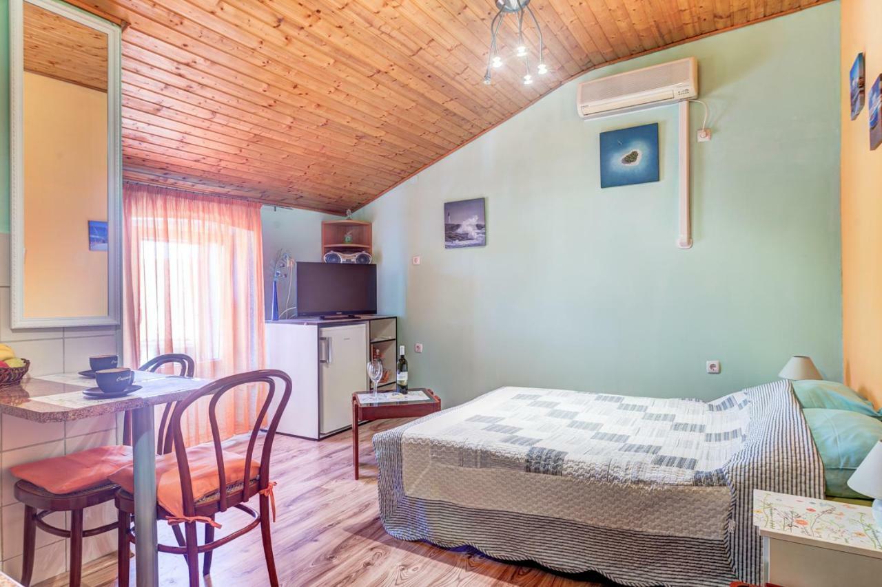 Apartment In Center Pula Exterior photo